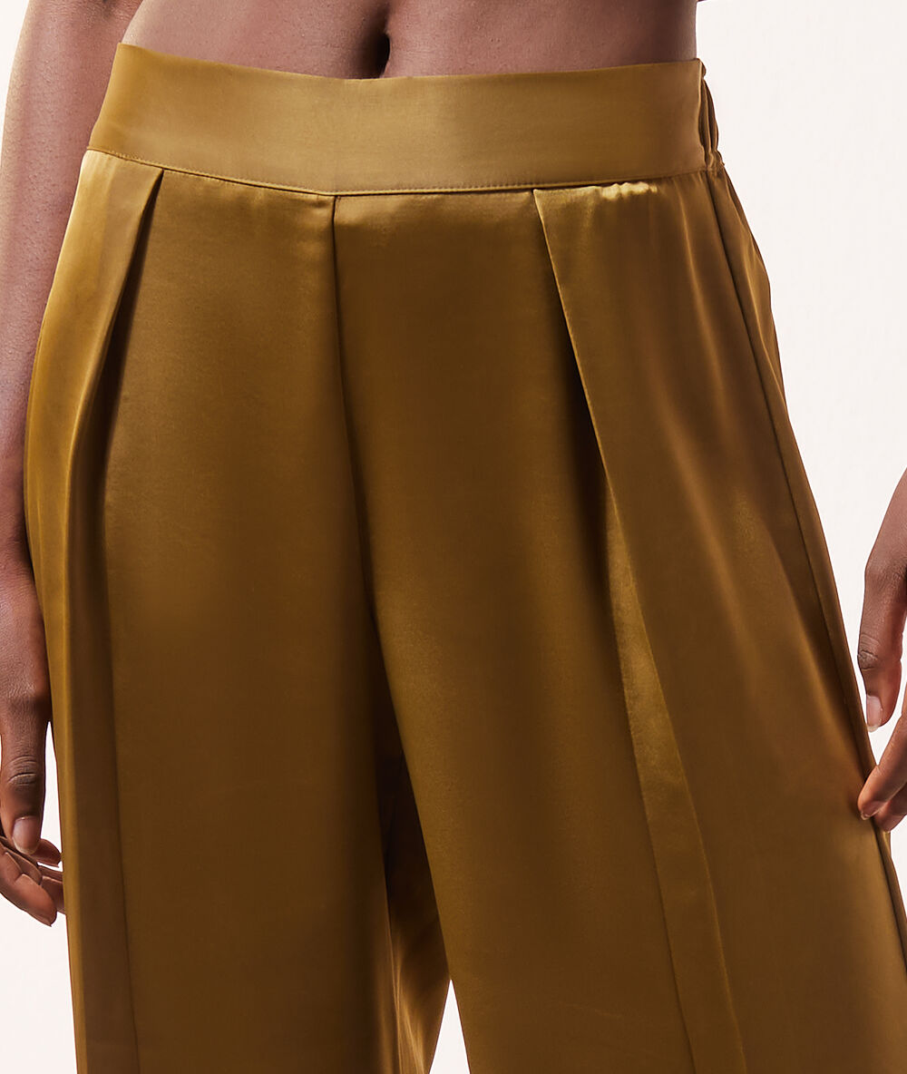 Pantalon effet satiné bronze.