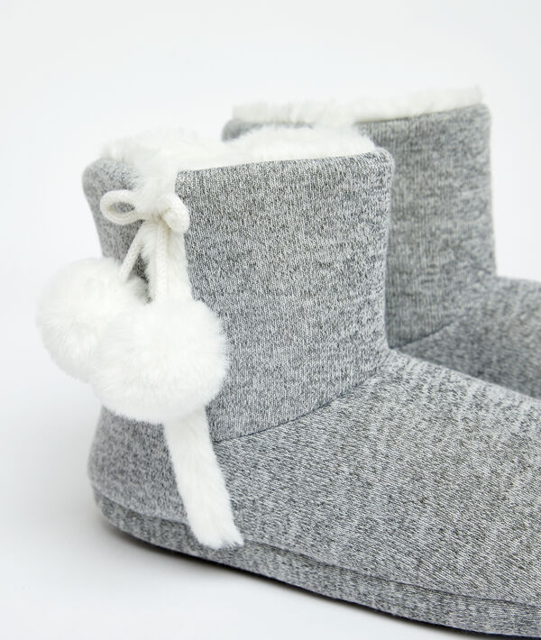 Chaussons bottines à pompons Chaussons bottines à pompons