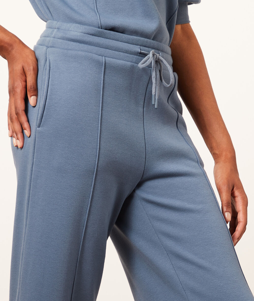 Pantalon de pyjama large bleu.