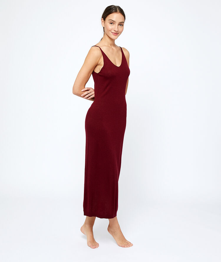 Robe en maille fine bordeaux grenat.