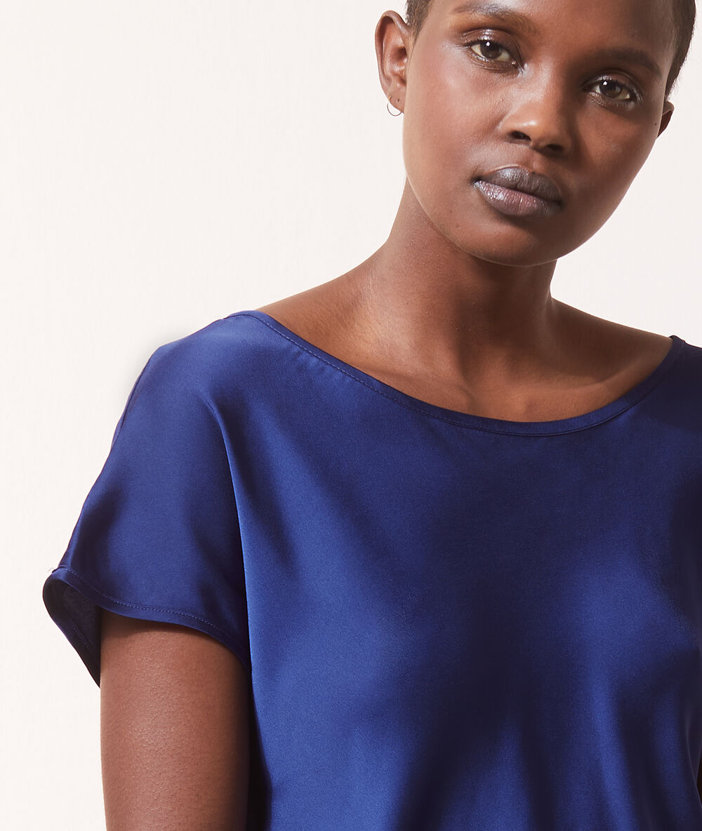 Top manches courtes satiné bleu vif.