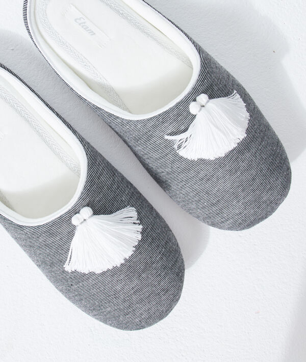 Chaussons mules à pompons Chaussons mules à pompons;${refinementColor}