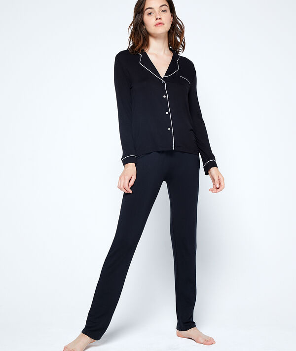 Chemise de pyjama noir.