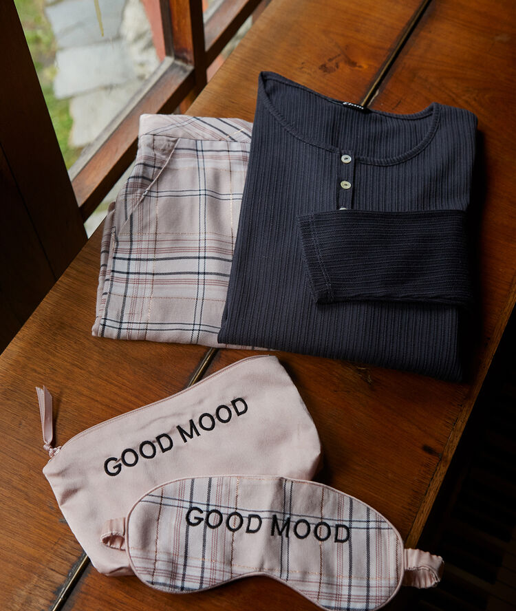 Ensemble pyjama avec trousse et masque gris.