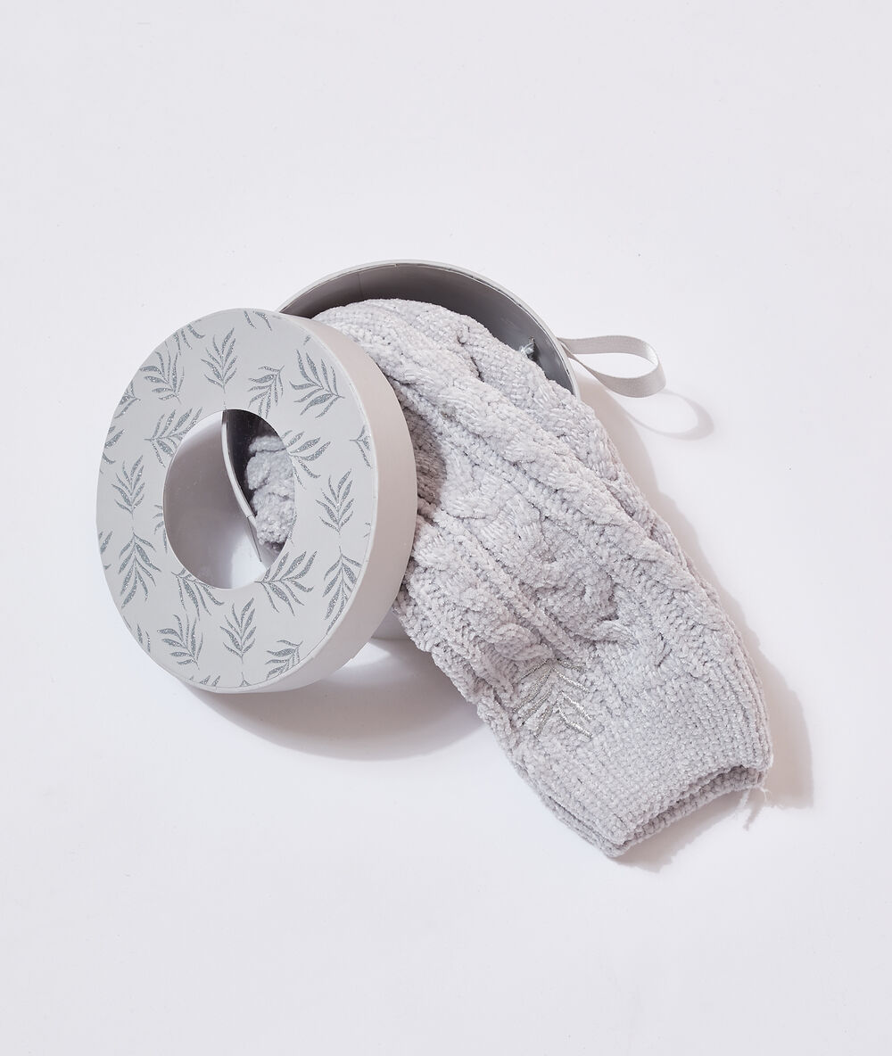 Chaussettes tricot gris.