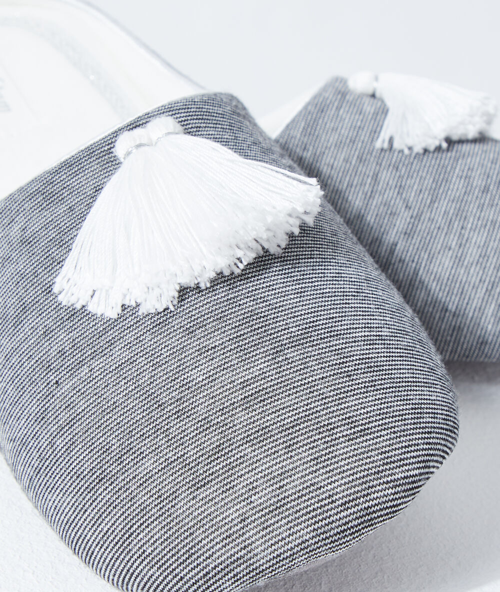 Chaussons mules à pompons gris.