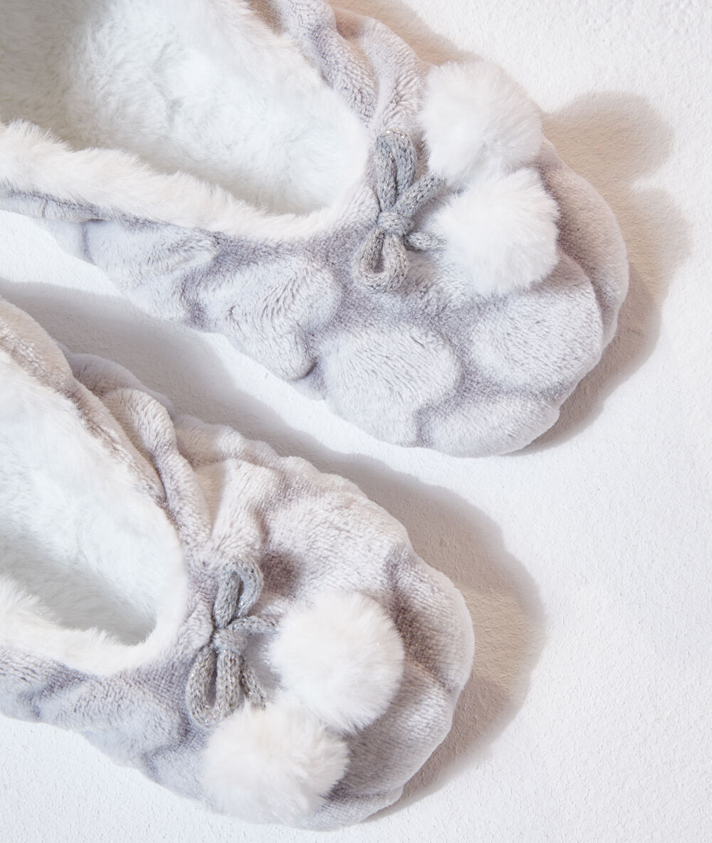 Chaussons ballerine motifs coeur gris.
