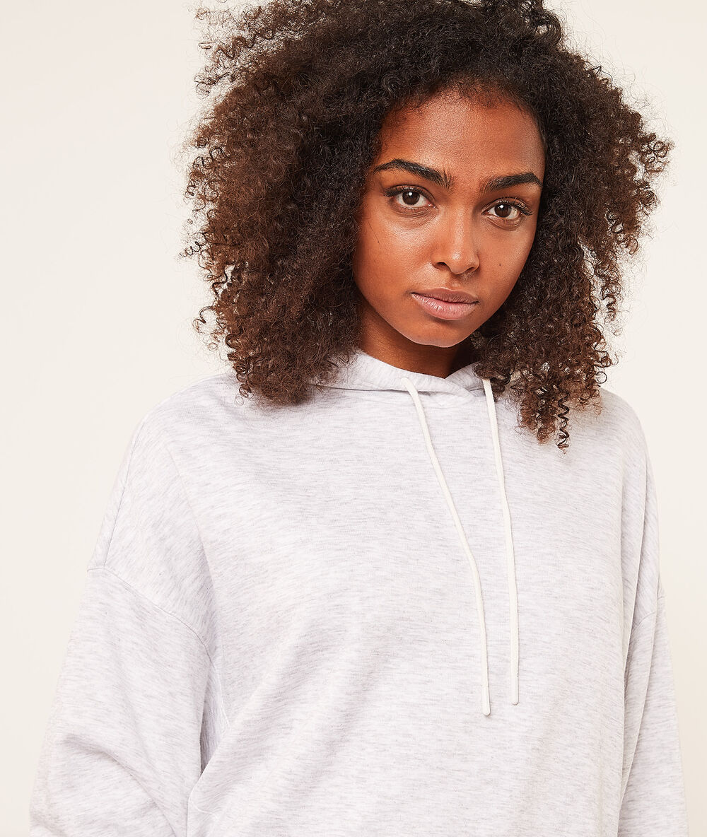 Sweat à capuche gris clair.