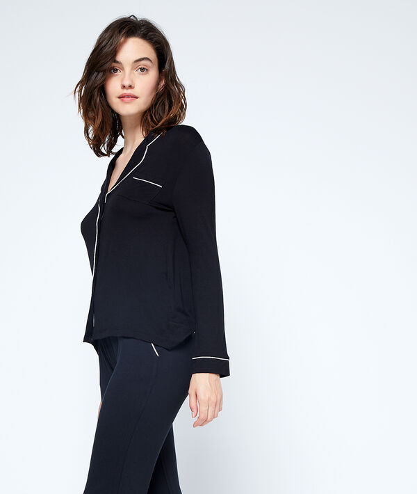 Chemise de pyjama noir.
