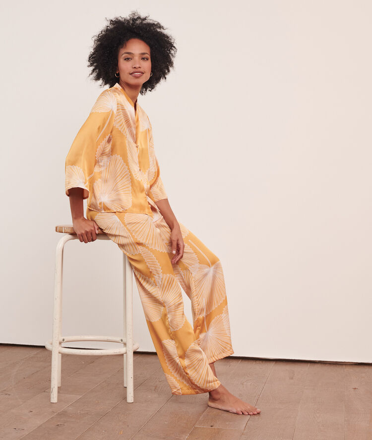 Chemise satinée imprimée jaune vif.