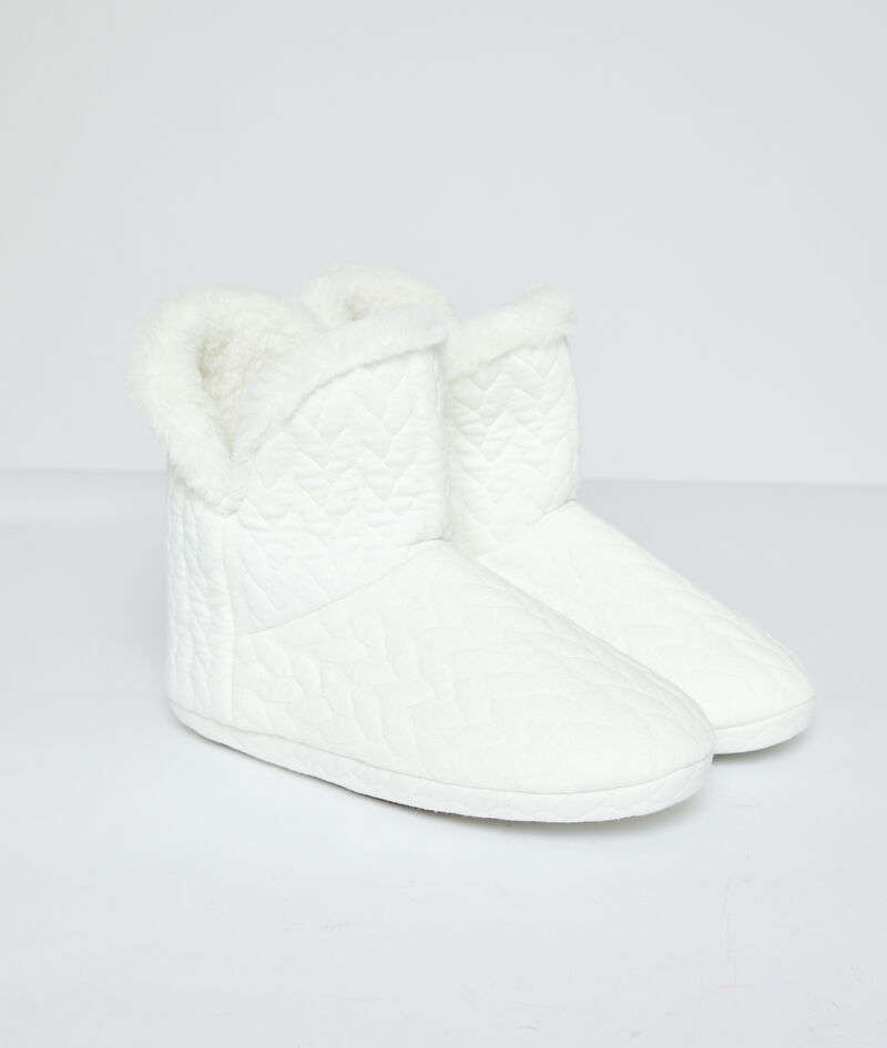 Chaussons Bottines Fourrees Debo Ecru Etam Bienvenue sur la page officielle etam ! debo chaussons bottines fourrees