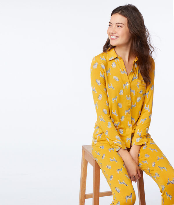 Chemise de pyjama imprimé zèbres ocre.