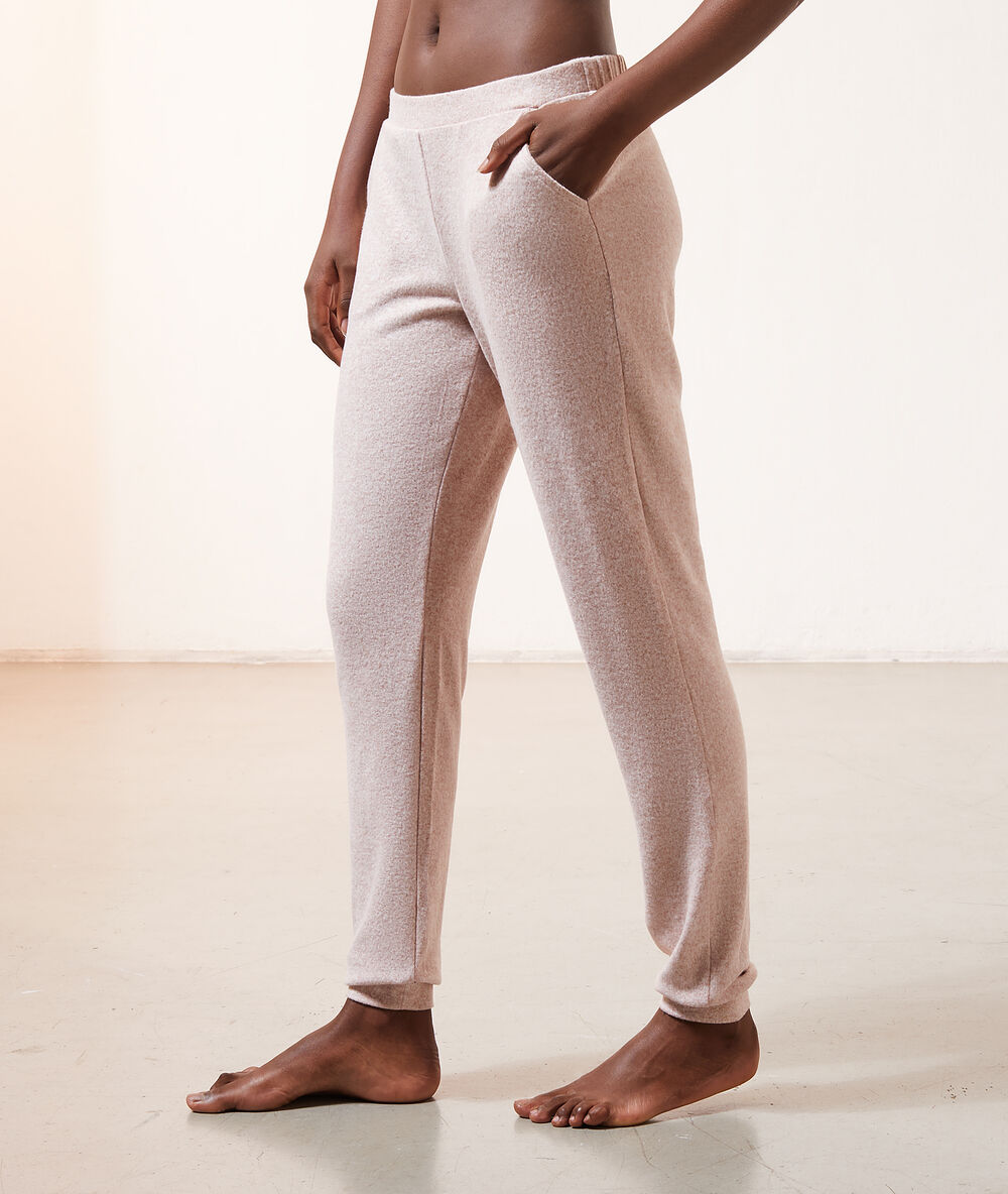 Pantalon de pyjama rose.
