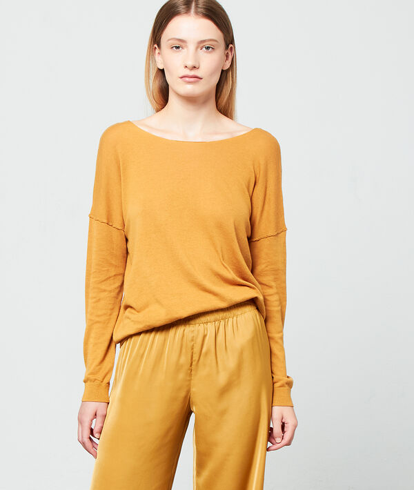 Pull maille fine dos décolleté ocre.