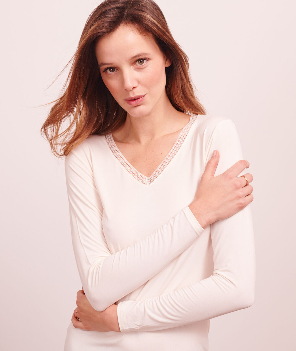 Top manches longues col dentelle ecru.