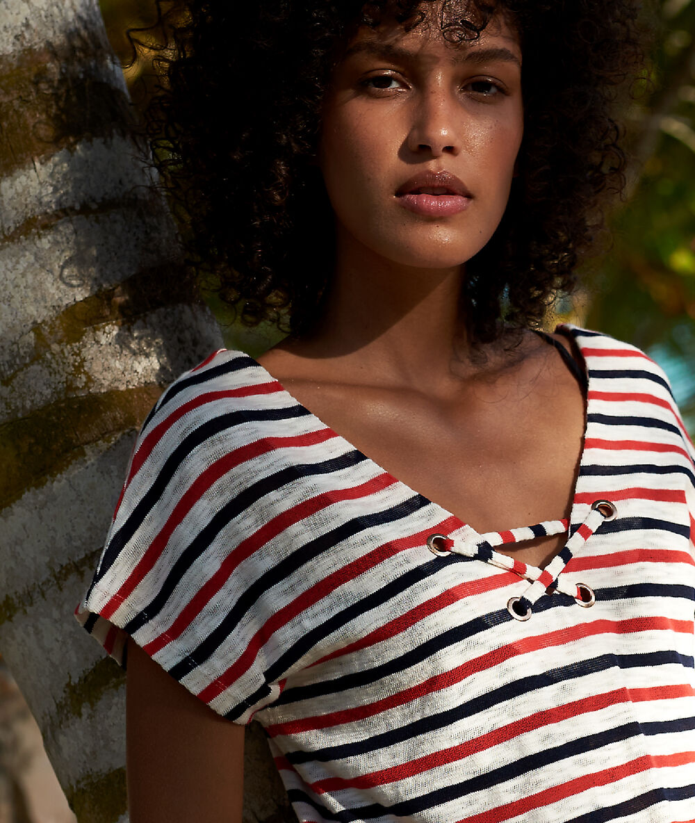 Tunique de plage rayée, dos en v rouge/bleu/blanc.
