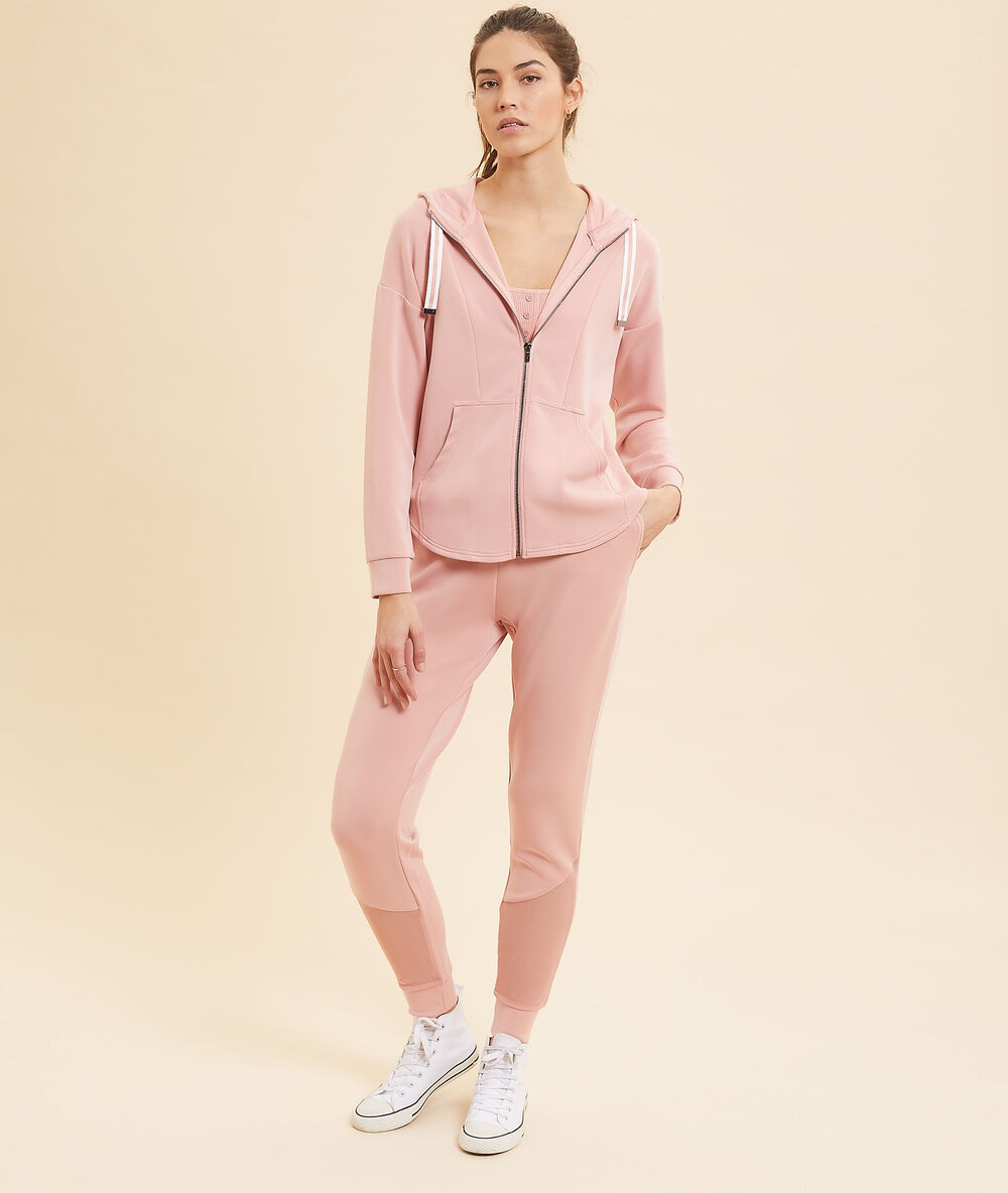 Veste zippée à capuche rose poudre.