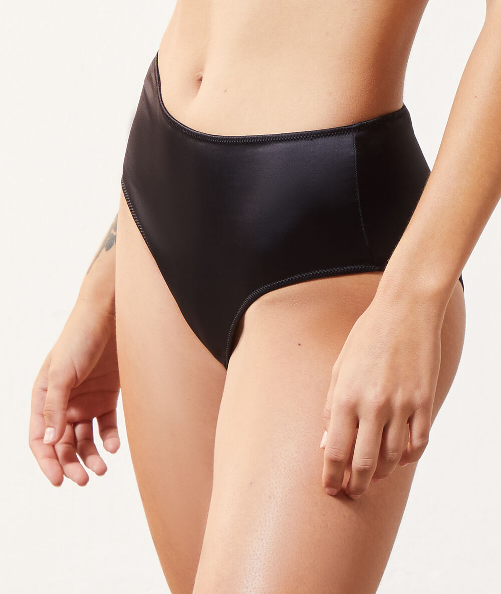 Culotte taille haute effet satiné noir.