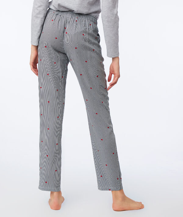 Pantalon à rayures et motifs cœur gris.