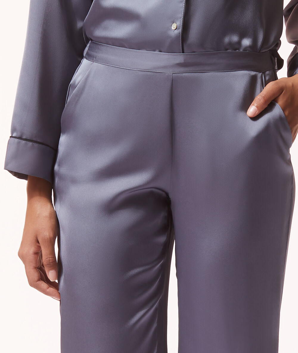 Pantalon de pyjama satiné bleu.