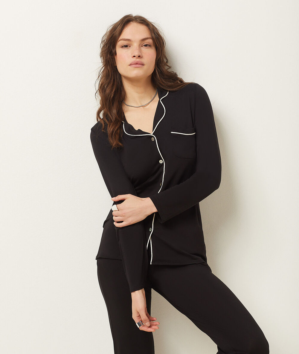 Chemise de pyjama noir.
