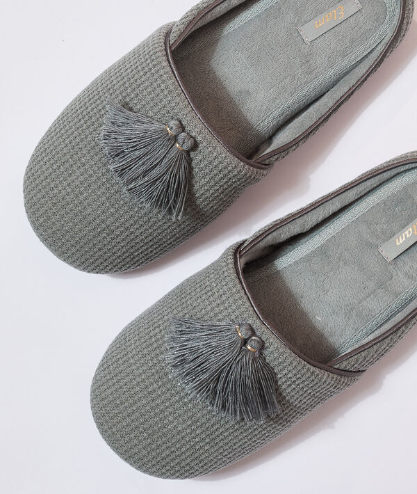 Chaussons mules à pompons Chaussons mules à pompons;${refinementColor}