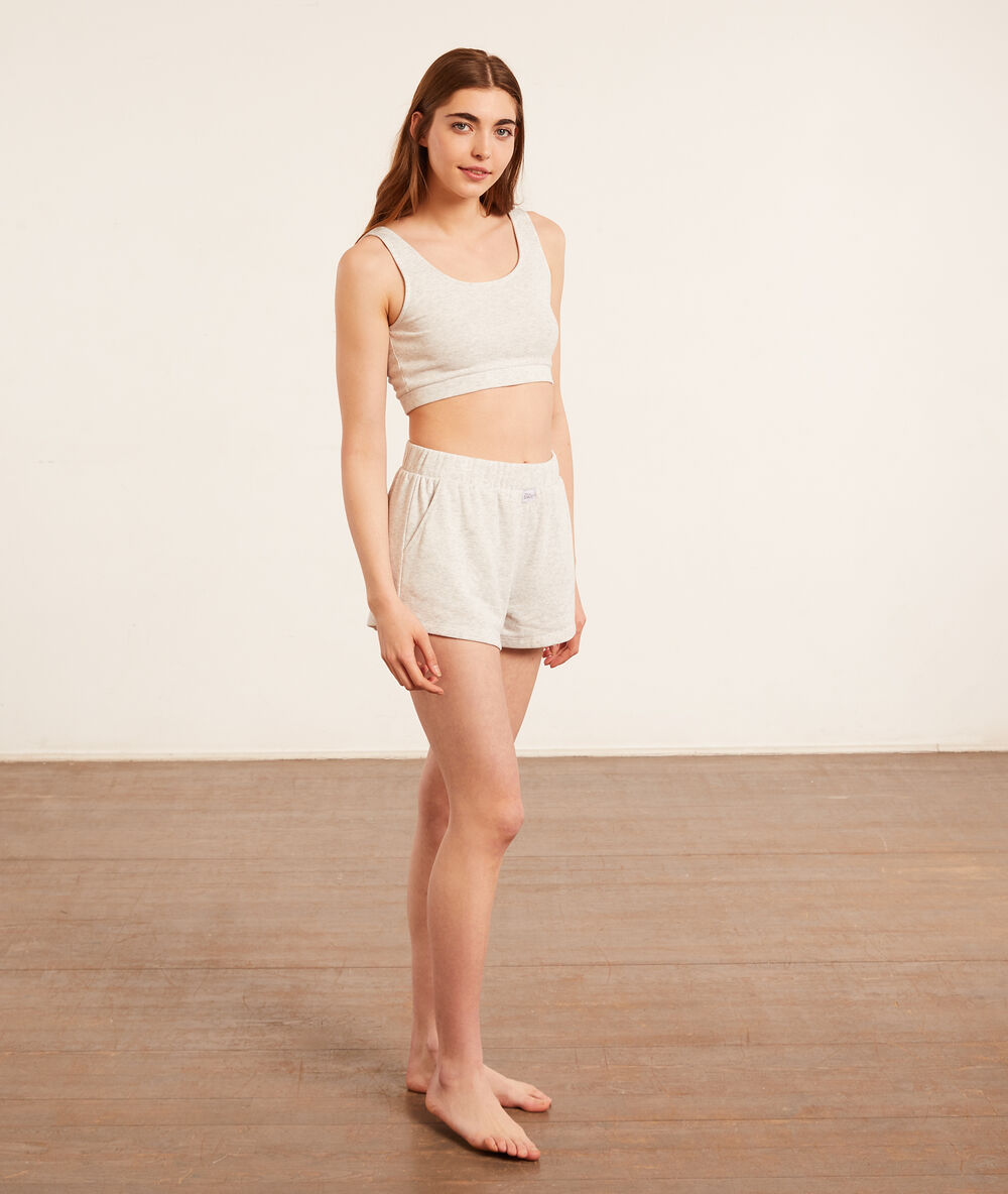 Short de pyjama gris clair.