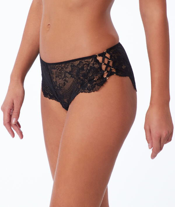 Shorty en dentelle, détails de laçages noir.