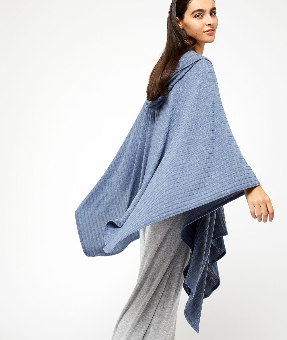 Poncho côtelé avec capuche bleu.