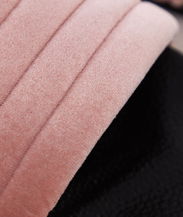 Chaussons ouverts molletonnés rose.
