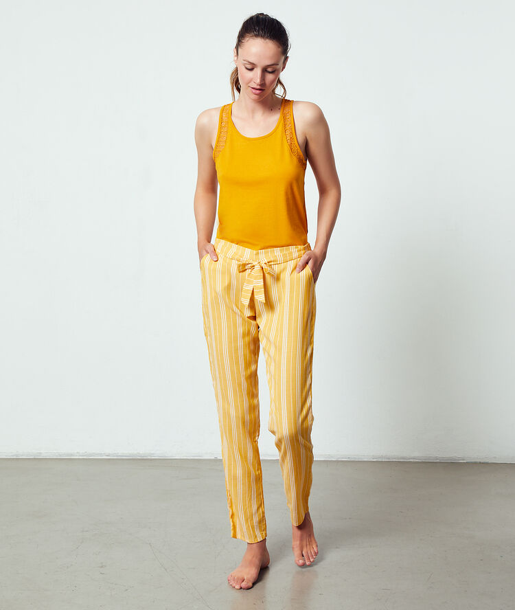 Pantalon à rayures ocre.