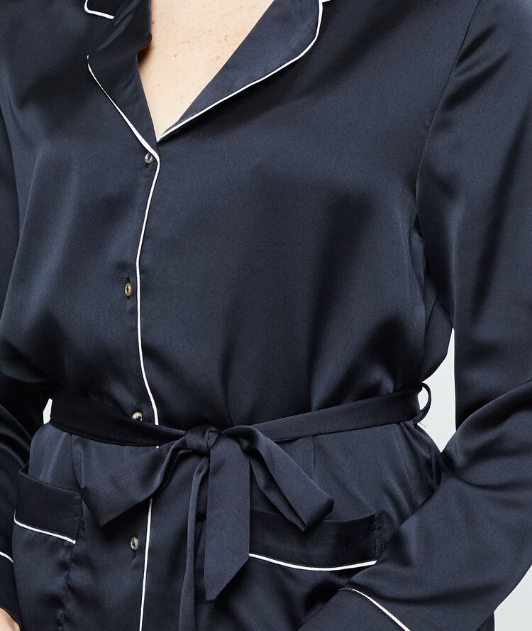 Chemise de pyjama d'homme noir.