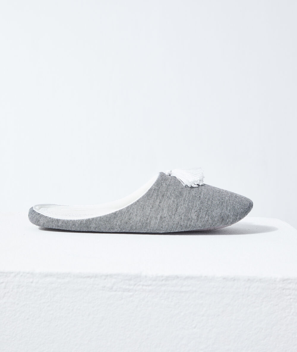 Chaussons mules à pompons gris.