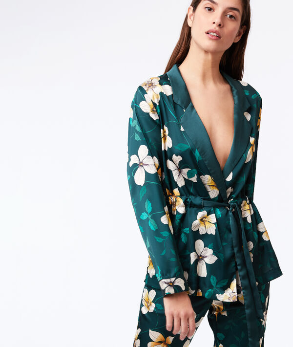 Veste de pyjama satinée imprimé floral vert.