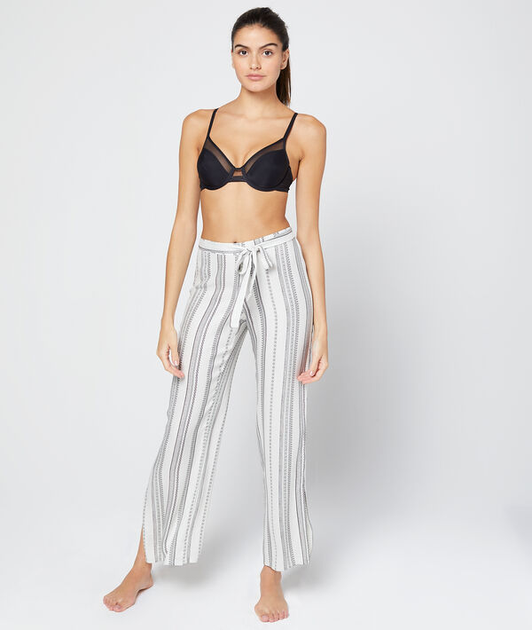 Pantalon rayé, noué à la taille ecru.