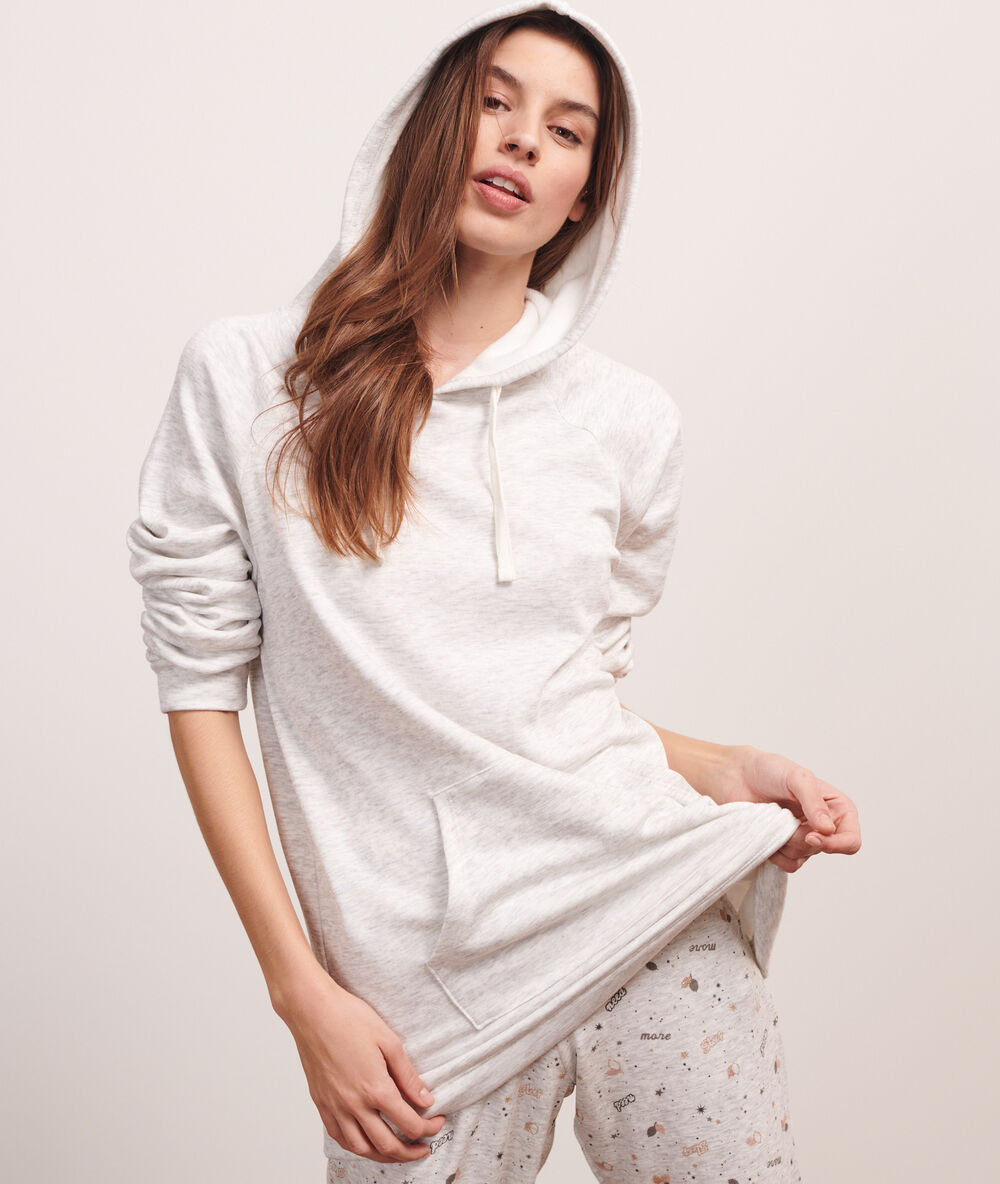 Sweat à capuche gris.