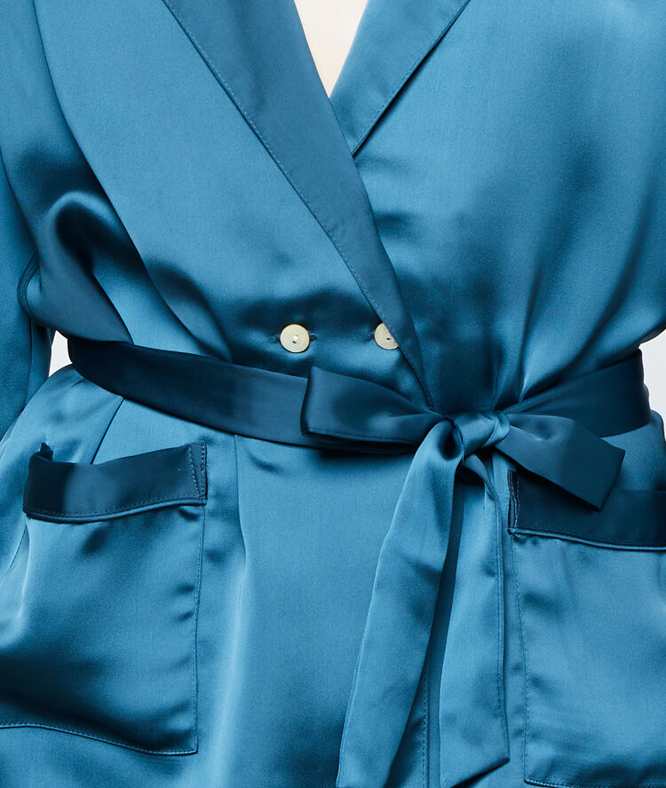 Chemise de pyjama bleu canard.