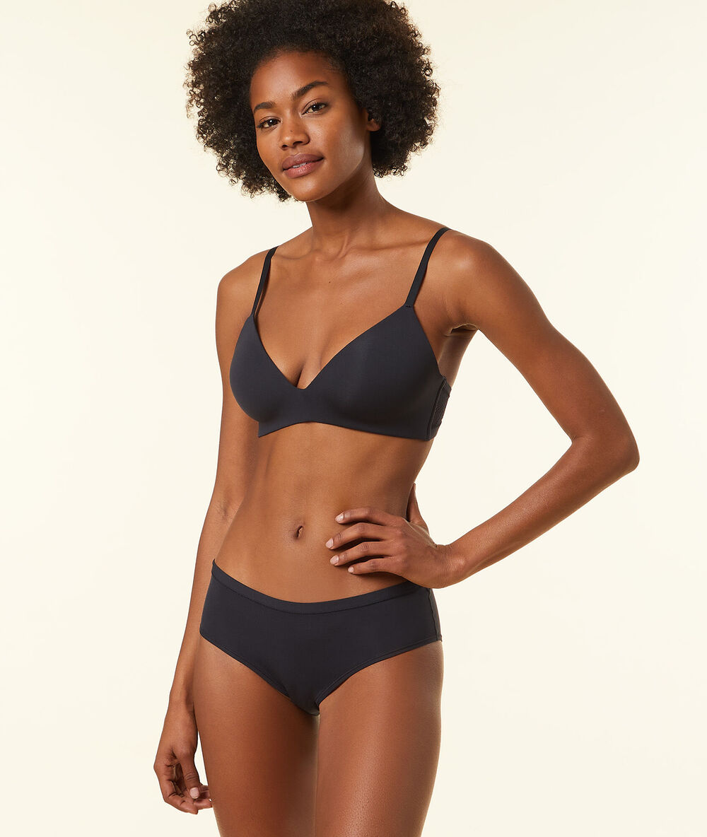 Soutien-gorge coques fines sans armatures en microfibre extensible noir.