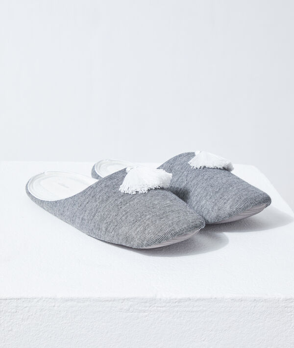 Chaussons mules à pompons Chaussons mules à pompons;${refinementColor}