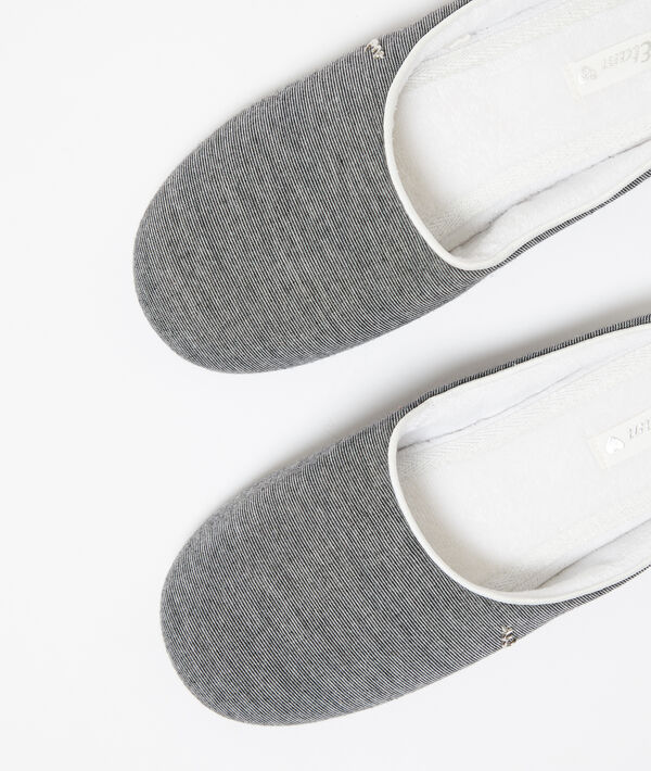 Chaussons nœuds brodés gris.