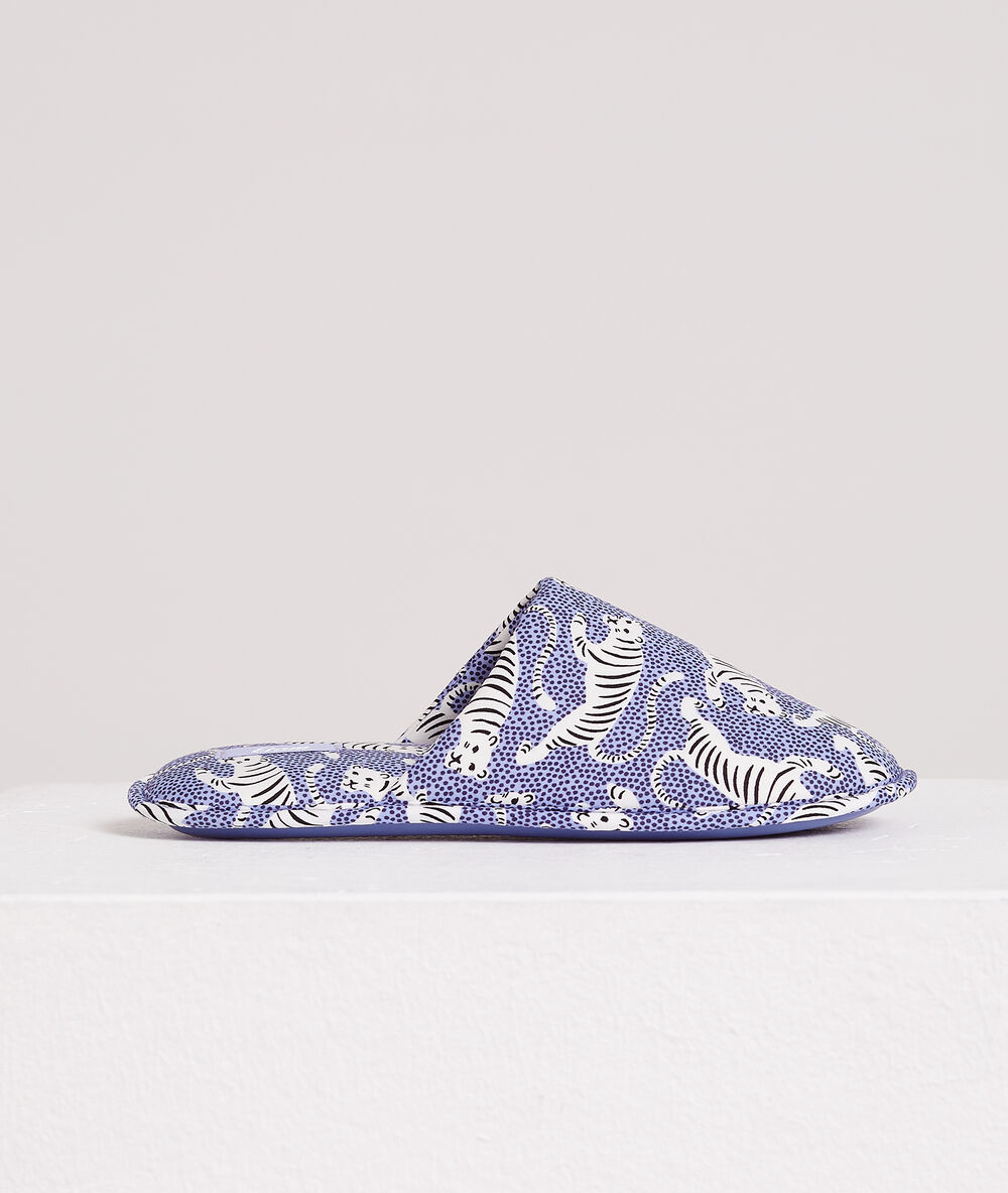 Chaussons mules imprimé tigres bleu.