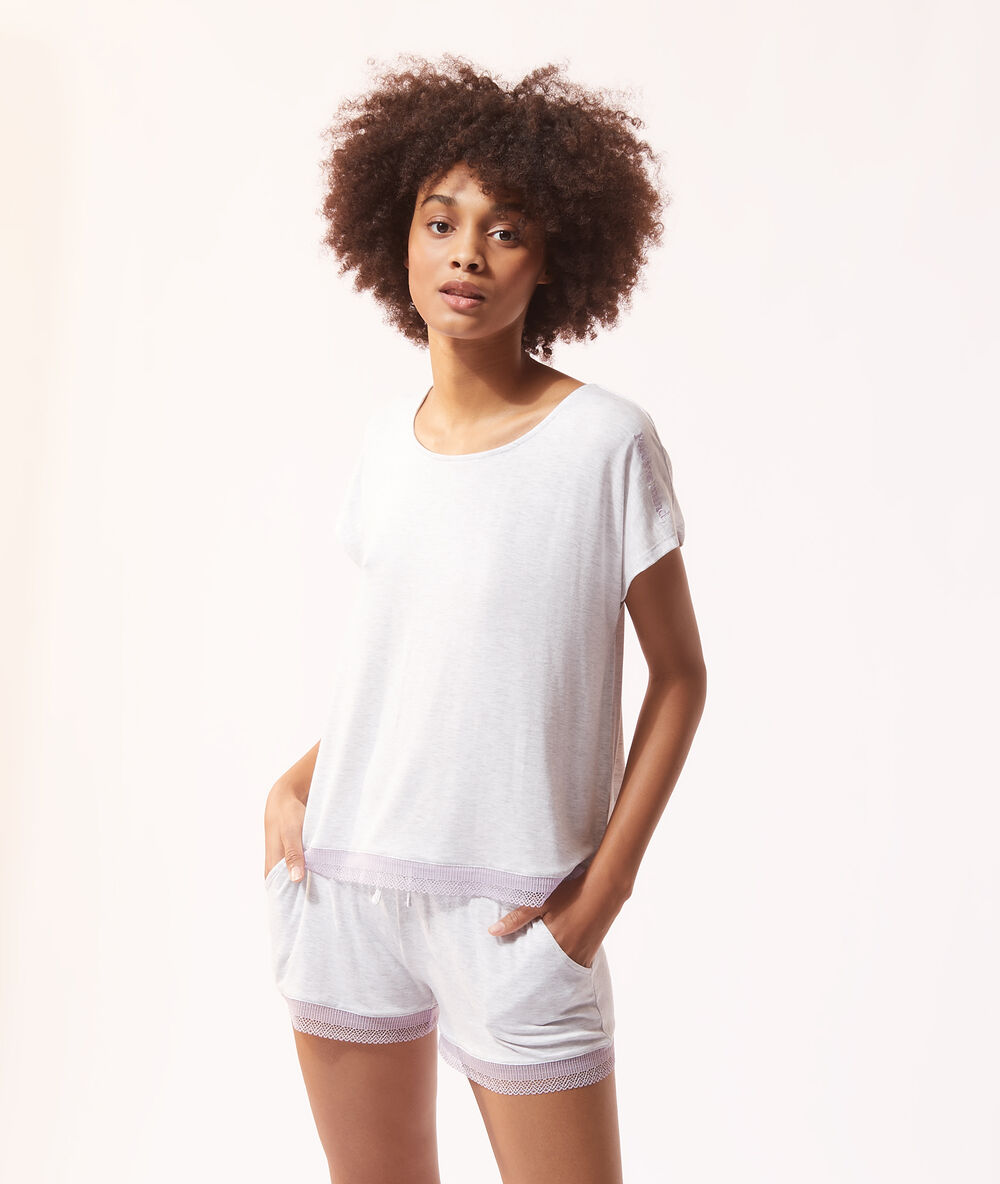 Top manches courtes bords dentelle gris.