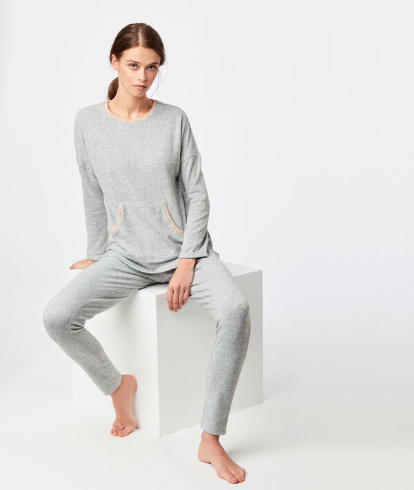 Top avec poche centrale gris.