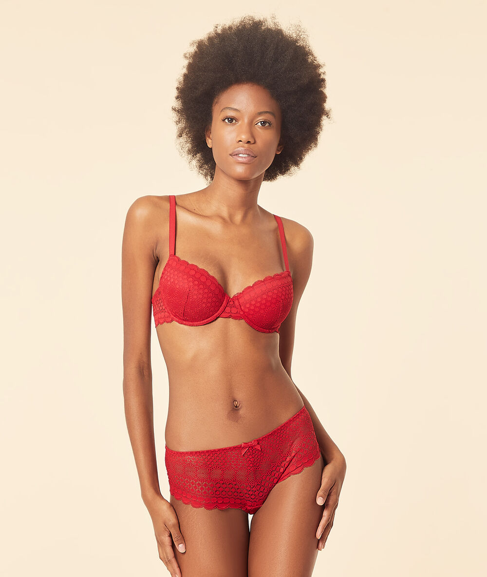 Shorty en dentelle rouge.