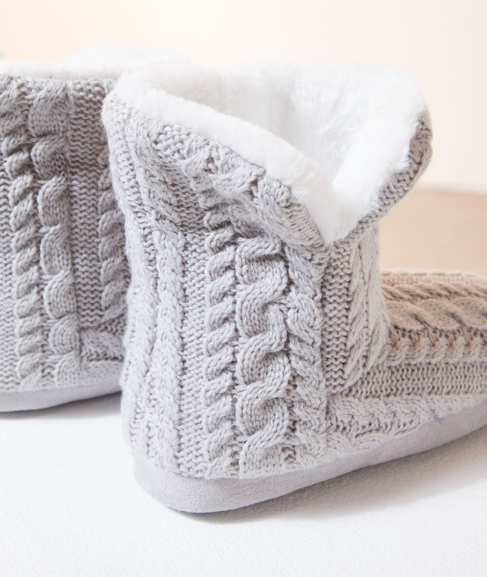 Chaussons bottines fausse fourrure gris clair.
