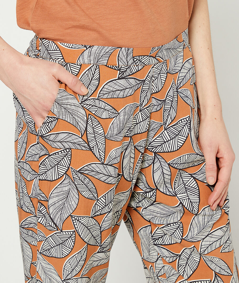 Pantalon imprimé feuillage terracotta.
