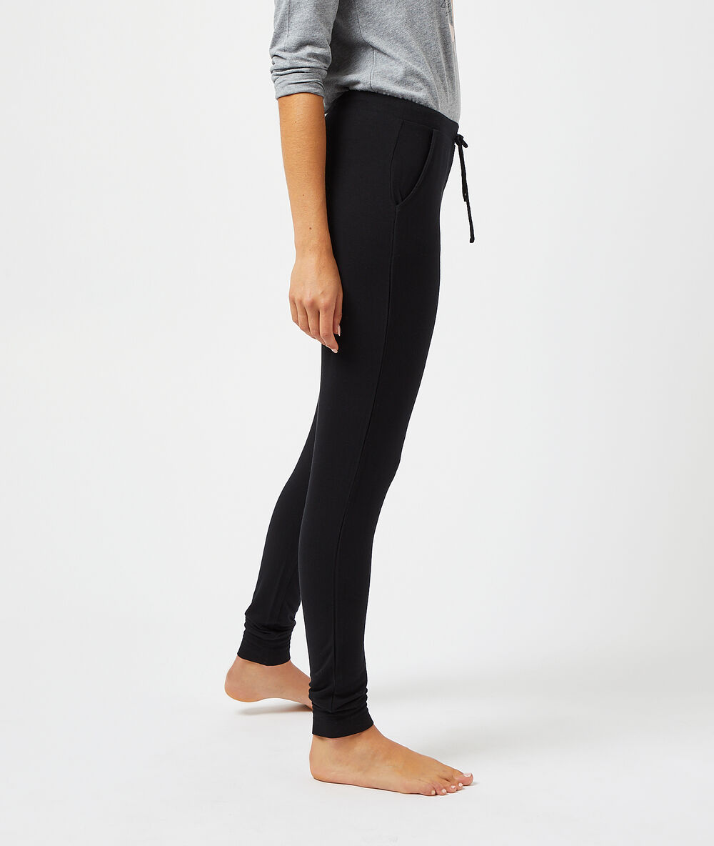 Pantalon uni noir.