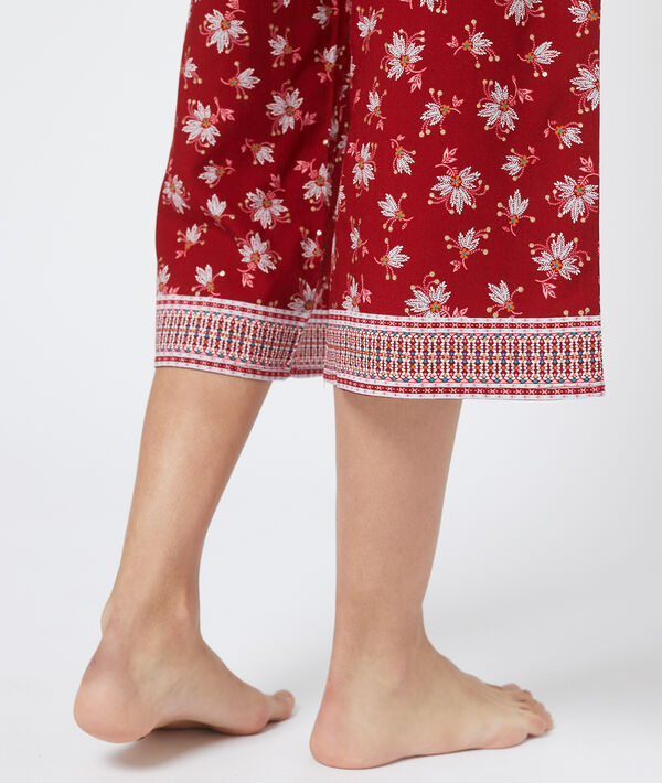 Pantalon capri imprimé bas évasé bordeaux.