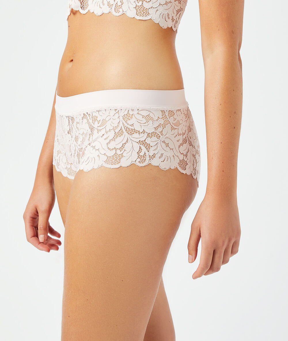 Shorty en dentelle rose poudre.