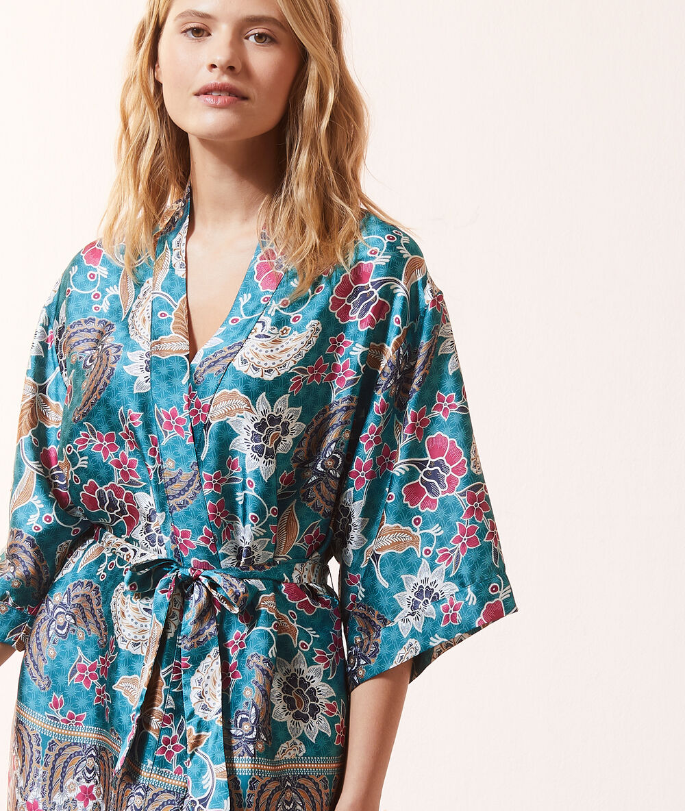Kimono satiné imprmé fleuri bleu canard.